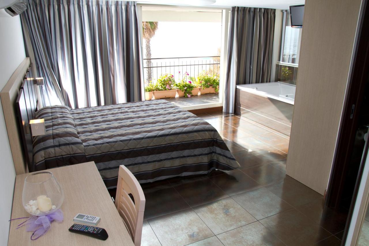 Hotel Ristorante Centosedici Terracina Cameră foto